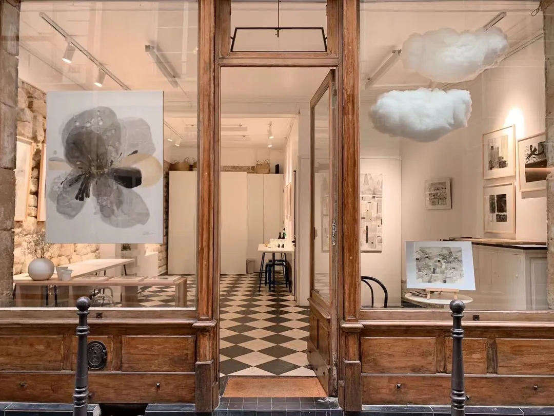 Découvrez cette charmante galerie, nichée dans le prestigieux premier arrondissement de Paris. Avec ses 30 m², cet espace offre une visibilité exceptionnelle grâce à sa grande vitrine donnant sur la rue. Son charme authentique est souligné par les magnifiques pierres apparentes qui ornent les murs. C'est l'endroit idéal pour organiser un showroom ou un pop-up pendant la fashion week parisienne ! PopUp L