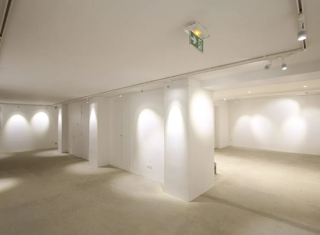 Located in the heart of the famous Marais district of Paris, just a stone's throw from the Centre Georges Pompidou, this gallery has a large shop window overlooking the street. The space covers 330sqm on two levels, and respects the codes of the classic Parisian gallery (parquet flooring, waxed concrete, white walls, etc.) and the charm of yesteryear (natural stone walls in the basement). It's an ideal place to set up a showroom during Paris Fashion Week. Turnkey and fully equipped (spotlight rails, office space, sanitary facilities), it's THE place to showcase products and a collection, and to welcome fashion professionals. null