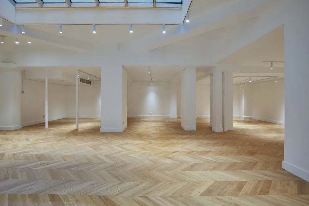 This Showroom of 150sqm, really bright, is located in the exclusive 1st district of the Capitale, next to the Place de la Concorde, Place Vendôme and the famous rue Saint honoré.As well as being luminous thanks to its large through-glass roof, the Showroom Florence also features a Led lighting system throughout the room. This makes it possible to showcase pieces from a new collection in a showroom !Its pillars make it possible to create several rooms and display different types of garments in a showroom, for example. null