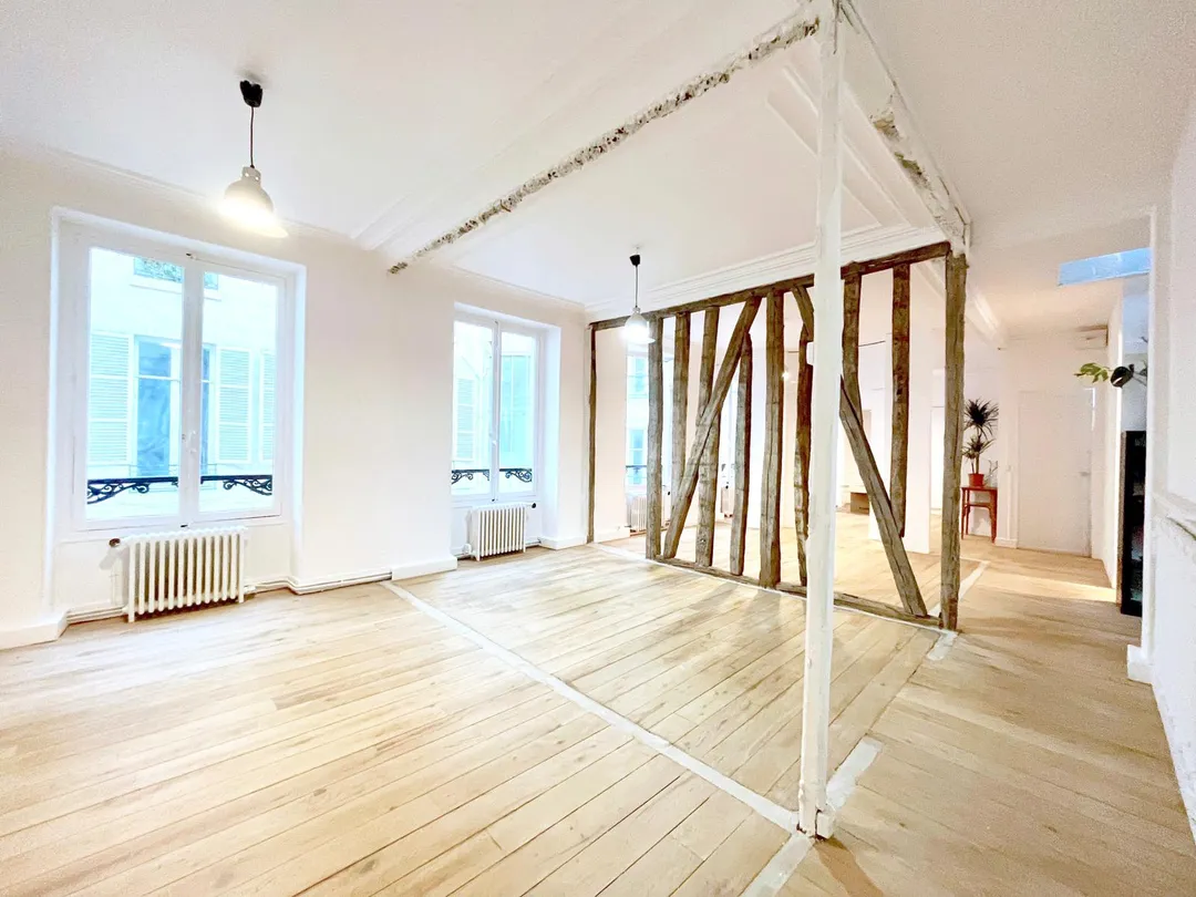 Ce charmant appartement haussmannien, situé au cœur de la capitale parisienne, à deux pas de la Place Vendôme et sur la célèbre rue Saint-Honoré, est idéal pour accueillir votre showroom mode. Ce bien d'exception offre de hauts plafonds avec moulures, larges fenêtres, baignant l'espace de lumière naturelle. Un espace qui sera mettre en avant votre collection. Flat Saint Honoré