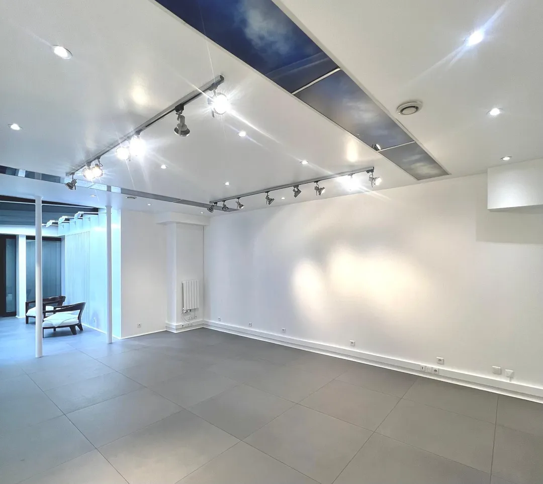 Rare location! On the rue Saint Honoré (1st and 8th arrondissements) A confidential entrance at the back of the courtyard reveals a beautiful 100sqm space on ground floor. Back to a 70's atmosphere just a stone's throw from the Marché Saint Honoré. Equipped with bay windows and a magnificent glass roof, this place is very bright.In a very 70's atmosphere, it is a space with character, easily customizable and fully equipped (spotlight rails). The highlight of the show: a charming terrace out of sight! null