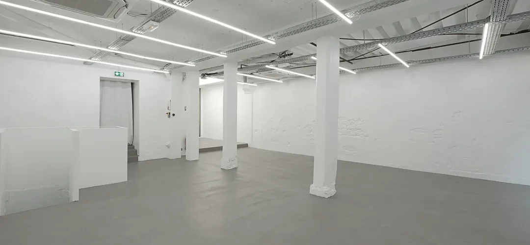 Le Sanctuaire est un espace unique de 150 m² répartis sur deux niveaux, idéalement situé en plein cœur du Marais, à Paris. Ce lieu exceptionnel est conçu pour accueillir une variété d'événements tels que des expositions, cocktails, lancements de produits, showrooms, journées presse, ventes éphémères et pop-up stores. Son cadre élégant et sa localisation privilégiée en font l'endroit parfait pour créer des expériences de vente mémorables. Marais Premium