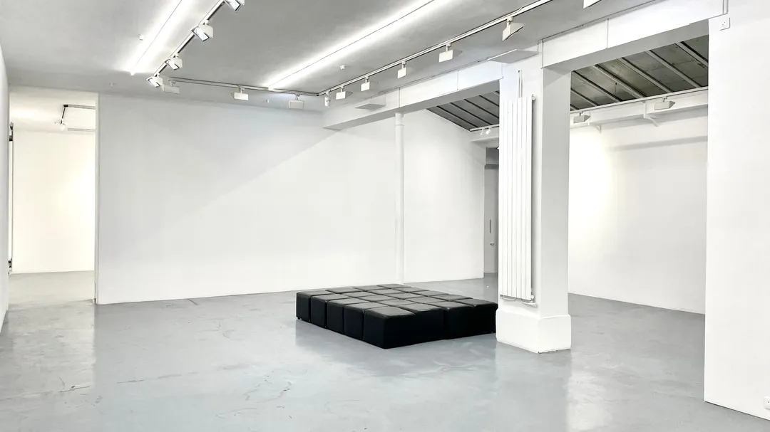 Rare sur le marché de la Fashion Week parisienne, cet espace vous offre une surface de 250m² dans le cœur du Marais. Béton ciré au sol, verrières zénithales, 2 grandes pièces principales d'exposition: cet espace est un magnifique lieu d'exposition pour vos collections ! Showroom A