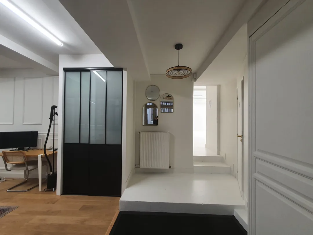Ouvert en 2024, ce tout nouvel espace confidentiel d'environ 80m² est parfait pour accueillir votre showroom mode.Idéalement situé dans le très recherché quartier du Marais et à deux pas du Carreau du Temple, ce showroom confidentiel, aux allures d'atelier d'artiste avec sa verrière, est niché derrière une grande porte cochère, au fond d'une très belle cour arborée.Espace aux murs immaculés, personnalisable, avec des spots et tubes luminaires encastrés ainsi que des rails lumières, ce showroom s'organise en 2 grandes pièces très fonctionnelles.Cerise sur le gâteau, une belle cuisine ouverte et tout équipée qui fait de cet espace un lieu chaleureux. Blue Showroom