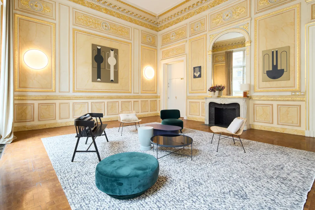 Le Palais Drouot est un véritable trésor!Cet espace confidentiel est idéalement niché dans le 2ème arrondissement de Paris, au pied du Palais Brogniart, à proximité immédiate du Louvre !Entièrement rénové et modernisé en juin 2024, ce lieu majestueux de 500m2 orné de marqueterie, de moulures typiquement parisiennes, parquet et très belles hauteurs sous plafond, se distingue à la fois par ses codes classiques mais aussi contemporains.Défilé, showroom ou présentation de collection, offrez du GRAND à vos invités ! Palais Drouot