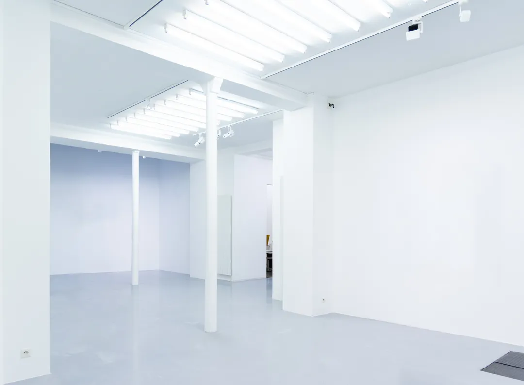 Are you looking for a beautiful showroom in the Marais to showcase your collection, but the opportunities available to you are generally either too small or too big?Showroom T is a rare product because of its size: around 180m2! THE perfect (and rare!) space, not too big and not too small, that you've all been looking for!This space also offers a lot of advantages:semi-open to the street (so your brand is visible from the street, but you still retain a confidential, prestigious feel)a configuration of spaces on the same level for an optimal and functional set-uphigh ceilings, terracotta floor tiles and a glass roof for a showroom with a distinctive cachetquality fittings with adjustable spotlights to showcase your collection to best effect.In terms of location, we're in the Marais, but "Le BEAU Marais" as the Parisians say... Just a stone's throw from the Temple metro station, Place de la République and the Carreau du Temple, this showroom is definitely well located, right at the heart of the Paris Fashion Week festivities. null