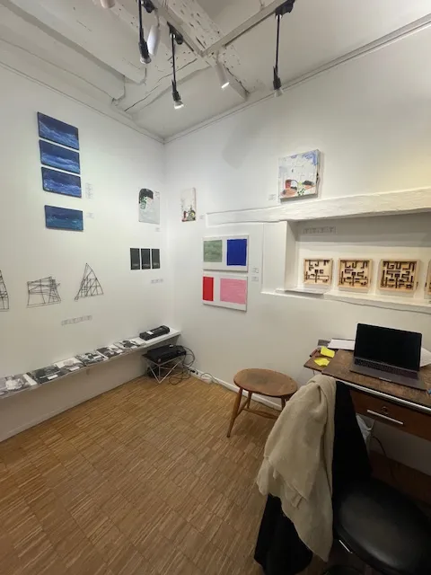 Quelle charmante petite galerie parisienne ! Vous cherchez un espace coquet et intimiste pour présenter votre collection de mode pendant la fashion week ? Ou un petit showroom ideal pour mettre en valeur vos objets design ? Cette galerie de 20m2 avec une belle vitrine sur rue en plein coeur du Marais dans rue très prisée, baignée de lumière naturelle mais aussi dotés de spots est parfaite pour vous ! Vous trouverez en haut de l'escalier un bel espace de stockage. La petite galerie de Valerie