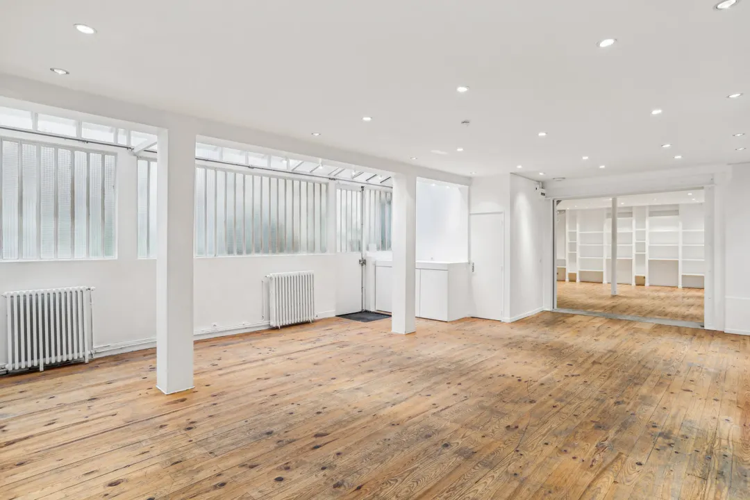 A unique loft in the heart of the Marais - ideal for showrooms, private sales, shoots, meetings and seminars, fashion and press events !Discover an exceptional space filled with charm in Paris' most secret but lively alleys, just a few steps from the Carreau du Temple. This beautiful gallery illustrates the very “Marais” atmosphere, lively and warm, with a total surface area of around 250 sqm divided over two levels: 125 sqm on the first floor - This space, bathed in natural light thanks to a large skylight, is designed in an elegant, minimalist style and offers a large display area.130 sqm on the second floor - This space reflects the authenticity of a Parisian apartment, enhanced by the woodwork and exposed beams typical of the area, while still offering plenty of natural light through its large windows and white walls.In addition to its charm, this apartment/loft features numerous conveniences: wifi and sound systembathroom and toiletkitchenspotlight rails and picture rails, three 3.20 x 2 m panels on castors to reinforce the hanging system or reorganize the spacewall bookcasematerials such as hangers and racks - ideal for displaying a collection. This KEY-TO-HAND gallery is particularly prized for Paris Fashionweek ! Accessibility : Metro Temple line 3, République lines 3-5-8-9-11.Nearby parking lots : 132 rue du Temple or 14 rue de Bretagne. null