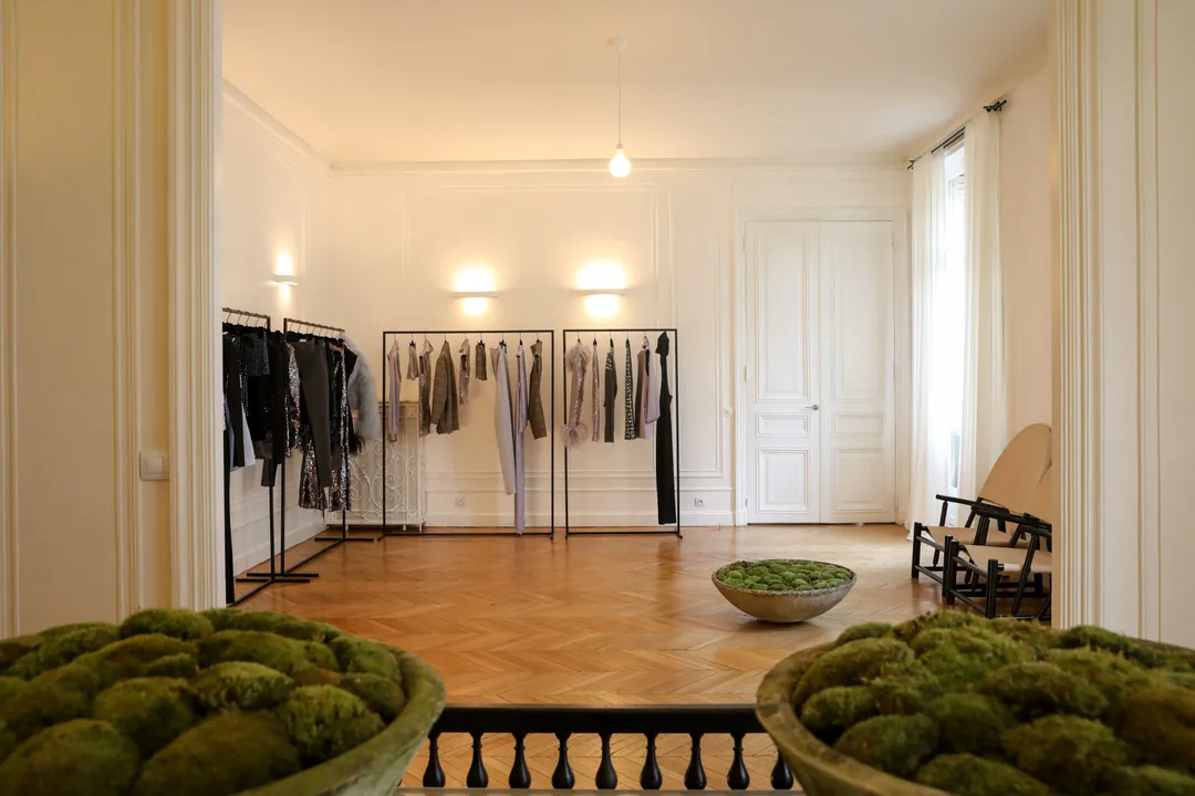Appartement parisien sur les Champs-Élysées idéal pour showroom et fashion week.Découvrez cet appartement exceptionnel au coeur de Paris idéal pour accueillir de manière intimiste vos clients pour vos événements mode et showroom. Ce lieu privilégié est situé dans le prestigieux endroit des Champs-Élysées et non loin du quartier Montaigne à quelques pas des plus grandes boutiques de luxe. De style typiquement parisien, cet appartement reste épuré, affichant des murs blancs, des finitions raffinées, un élégant parquet en bois, le tout sublimé par des éléments de décoration classiques et intemporels.Bénéficiant d'une surface spacieuse de 170 m2, il est composé de trois grandes salles offrant des espaces généreux pour aménager votre événement. Disposant de larges fenêtres, il offre une grande luminosité permettant d'être baigné de lumière naturelle.Des éléments emplis de charmes viennent caractériser cet appartement tels qu'un grand miroir et une bibliothèque murale.Des espaces complémentaires clés tels qu'une cuisine équipée, un dressing, balcon, une salle de bain et wc permettent un confort optimal pour vos clients et collaborateurs. Situé dans un somptueux immeuble haussmannien, cet appartement incarnant élégance et authenticité parisienne est le lieu parfait pour vos événements privés et showroom mode sur mesure !Accès Métro George V ligne 1, Kléber ligne 6Parking George V Nous restons disponible pour toutes informations complémentaire ! Showroom BS