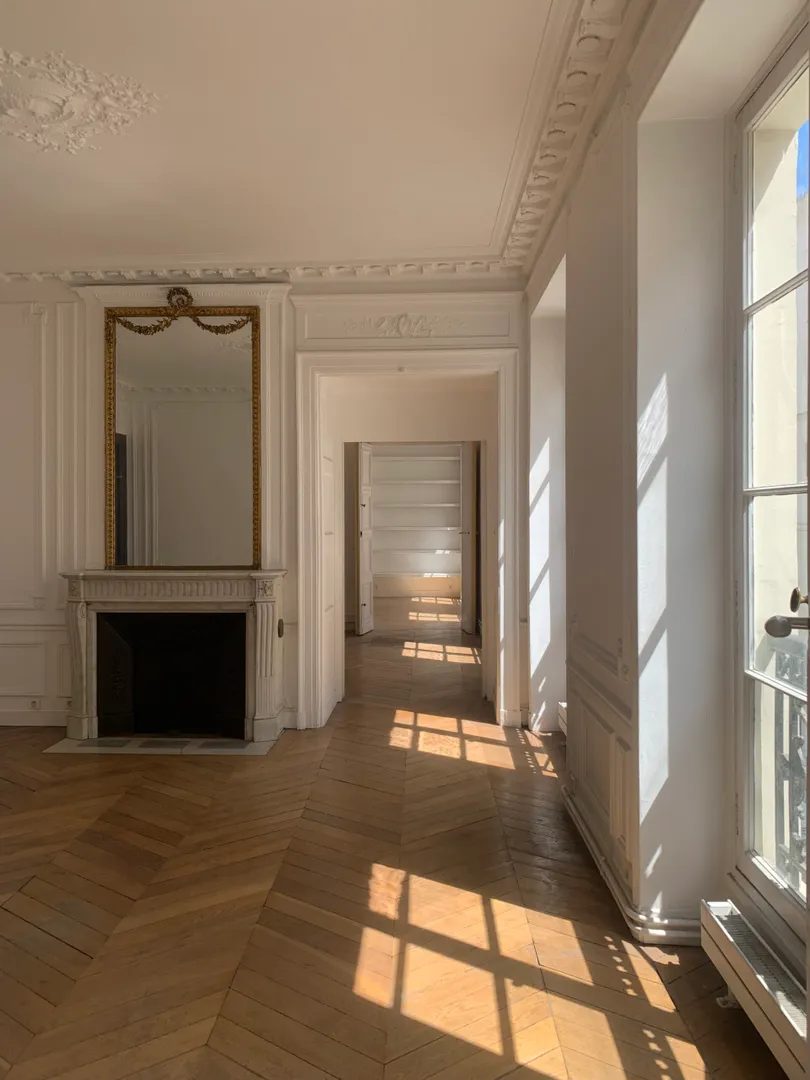 Situé en plein cœur du prestigieux quartier Saint-Honoré, sur l’iconique rue Saint Honoré, cet appartement exceptionnel de 153 m2 offre une adresse d’exception, à deux pas de la place Vendôme, des jardins des Tuileries et des plus grandes boutiques de luxe. En plein centre de Paris, véritable épicentre de la mode et du raffinement, ce lieu prestigieux est idéal pour accueillir des showrooms de mode ou des événements exclusifs.D’une élégance typiquement parisienne, ce bien incarne l’architecture haussmannienne dans toute sa splendeur. Les murs immaculés apportent une touche épurée et moderne, sublimée par des détails classiques qui témoignent d’un charme intemporel. Le parquet en bois massif, les moulures délicates au plafond, ainsi que la cheminée majestueuse confèrent une atmosphère chaleureuse et raffinée.Les grandes fenêtres baignent l’appartement d’une lumière naturelle abondante, offrant une luminosité remarquable tout au long de la journée. Un grand miroir de style XIXe siècle, orné de dorures, ajoute une note sophistiquée et reflète avec élégance la lumière et l’espace. Une bibliothèque murale intégrée offre des possibilités pratiques et esthétiques de rangement, parfaites pour mettre en valeur des collections ou objets d'exposition.Situé au deuxième étage d’un bel immeuble donnant sur une cour calme et verdoyante, cet appartement bénéficie d’une tranquillité rare pour son emplacement central. Il comprend 7 pièces bien agencées, idéales pour organiser différents espaces fonctionnels selon vos besoins, ainsi que des toilettes et un coin cuisine.Ce lieu, alliant calme, luminosité et charme intemporel, est un cadre parfait pour créer des événements exclusifs ou installer un showroom au cœur du Paris de la mode et du luxe.Accès : Métro Tuileries ligne 1, Pyramides ligne 7 et 14, Concorde ligne 12, Quatre Septembre ligne 3Parking à proximité Le showroom Honoré