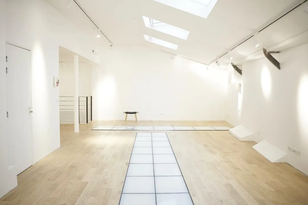 The Showroom Françoise Paris, located in the heart of the Marais, offers an area of 213sqm.The ground floor consists of 2 shops with street windows: 2 times more visibility !The floor is full of lounges, ideal when presenting several brands.This modern and clean showroom will surely delight you! null