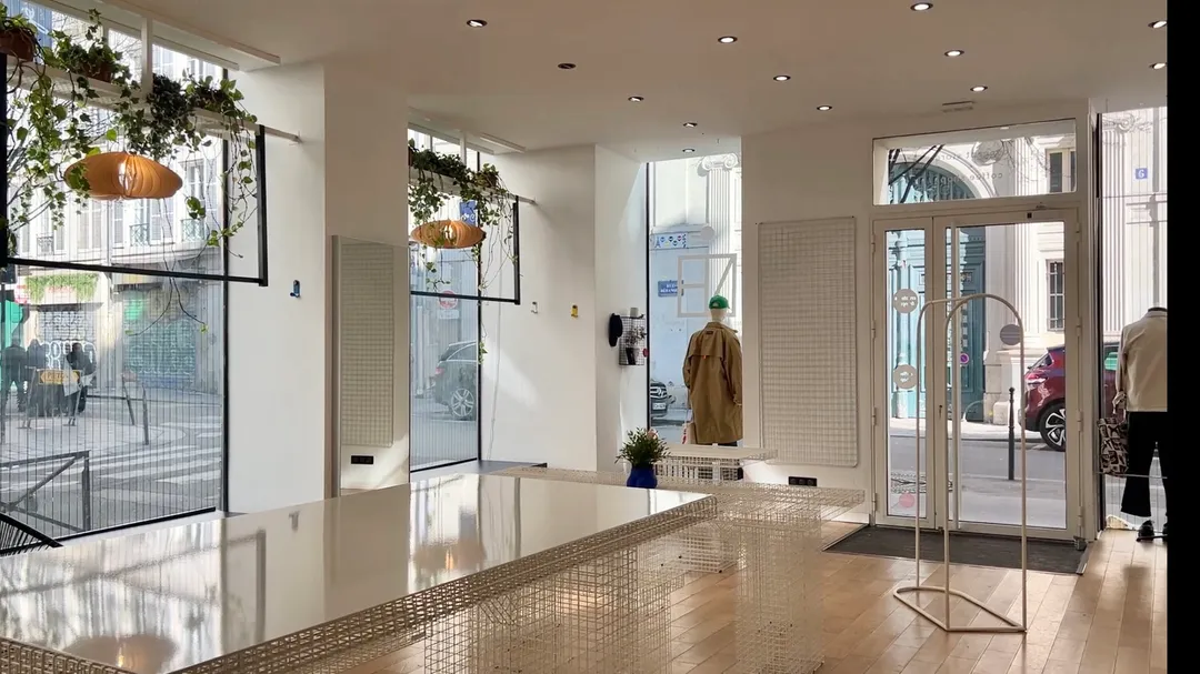 Gorgeous place for a pop up or a showroom. It gives you 120 m2 on the ground floor in the sought-after area of the Marais, an ideal location for a shoowrom during the Paris FashionWeek. Its many luminous spots will highlight your collections. null