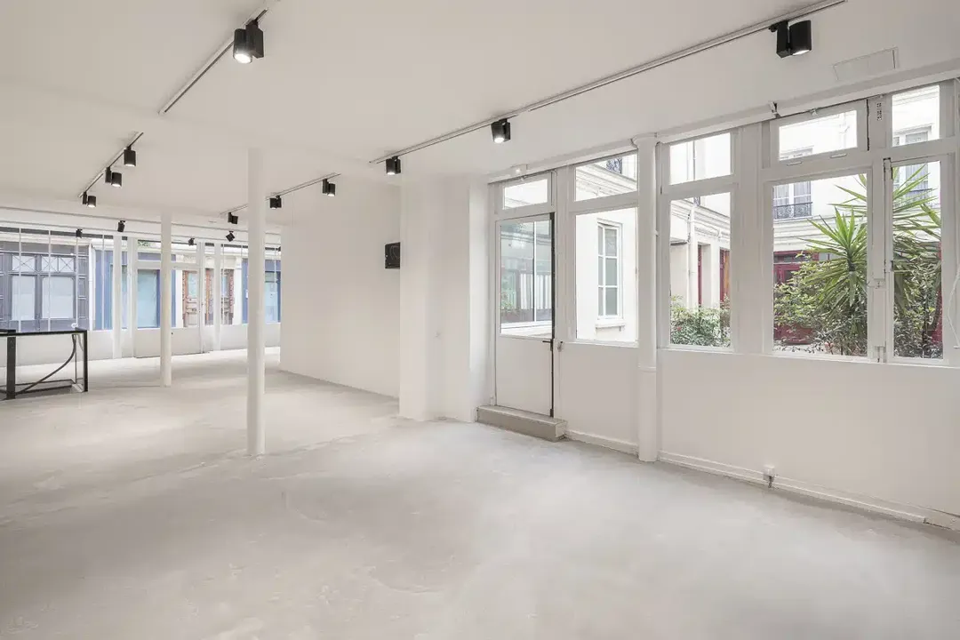 En plein coeur du marais, quartier centrale lors de la Fashion week parisienne, se niche le lieu parfait pour votre showroom!Cette galerie spacieuse est divisée en deux niveaux, avec 100m2 exploitable au rez-de-chaussée et 35m2 au sous sol. Son avantage? Vous profiterez d'une sublime lumière naturelle grâce à sa vitrine de 8 mètres de long sur rue. Cette même vitrine vous assurera également une bonne visibilité dans ce quartier effervescent remplit de pop-ups et de showrooms!Enfin, vous pourrez exprimer votre créativité grâce au décor neutre de ce lieu! Showroom du Marais T