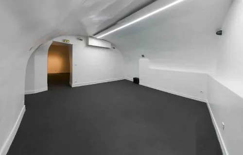 null lease showroom
