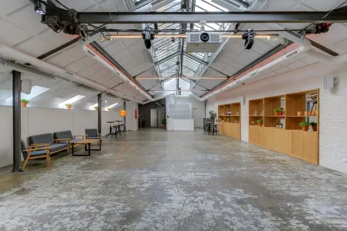 L' Entrepôt lease showroom