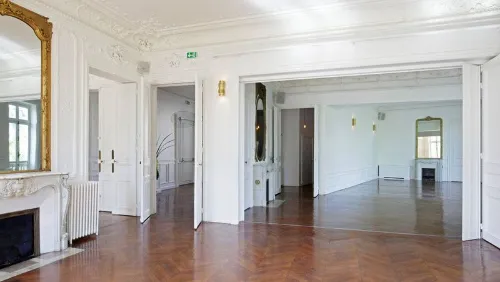 Le Triomphe lease showroom