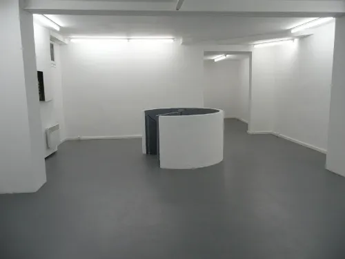 Showroom Commines rent showroom