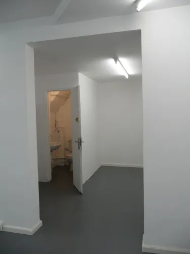 Showroom Commines lease showroom