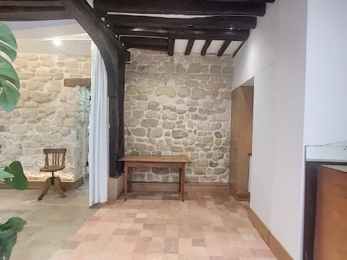 Le Petit Louis lease showroom