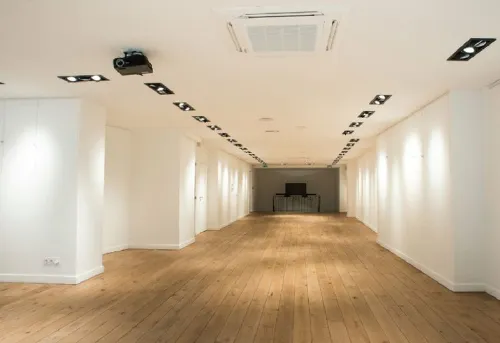 Le Jaune rent showroom