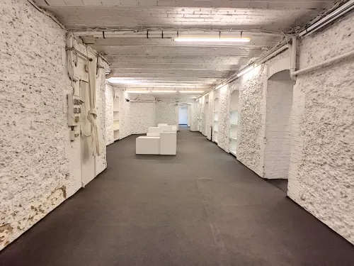 Louve showroom paris rent
