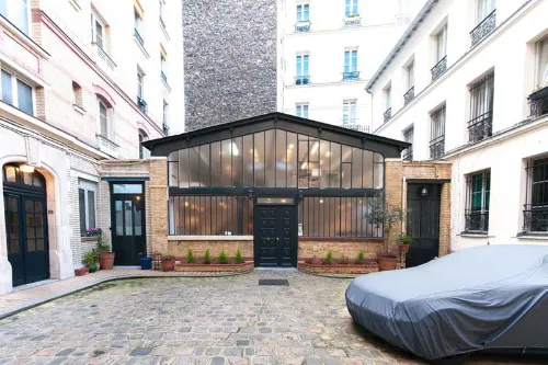 Showroom Co lease showroom