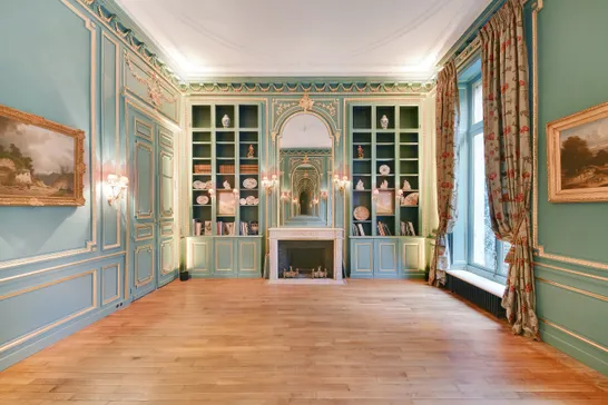 La Demeure Pompadour storefront