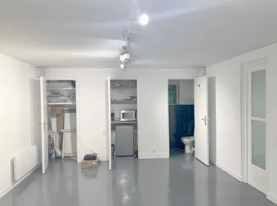 Showroom V lease showroom