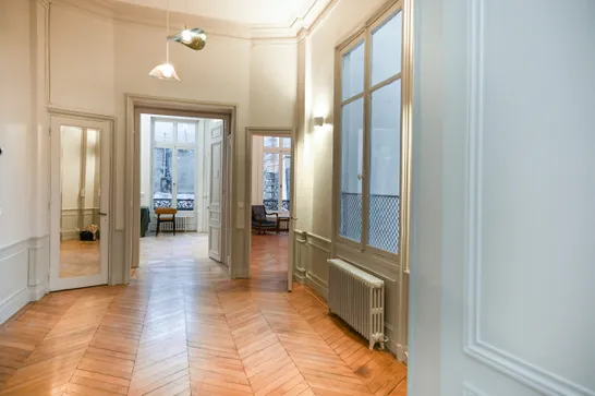 Le Triangle 300 lease showroom