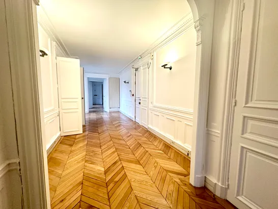 Showroom Haussmann rent showroom