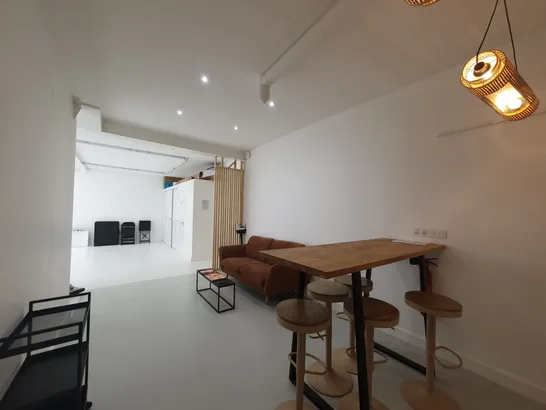 Blue Showroom feeting