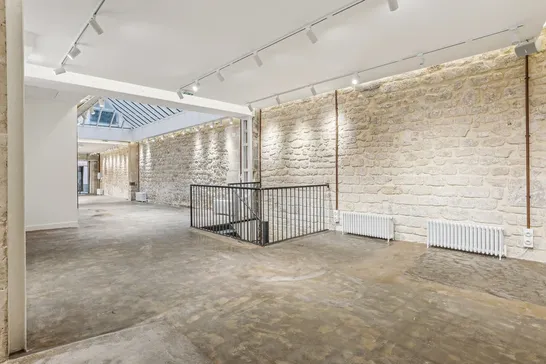 Showroom 23 feeting