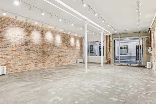 Showroom 23 rent showroom